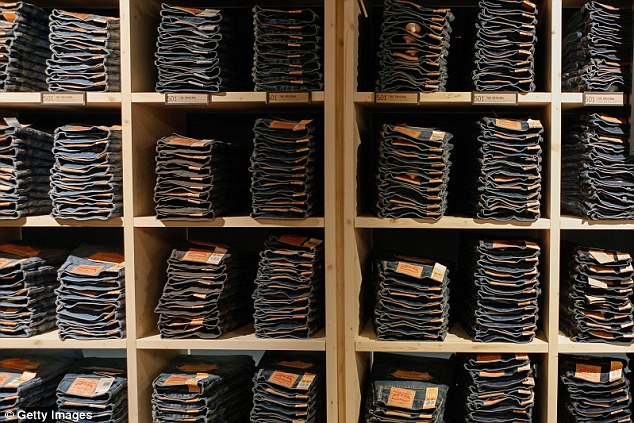 ΗΠΑ: Παράκληση από την Levi Strauss – “Αφήστε τα όπλα σας στο σπίτι πριν έρθετε να ψωνίσετε”