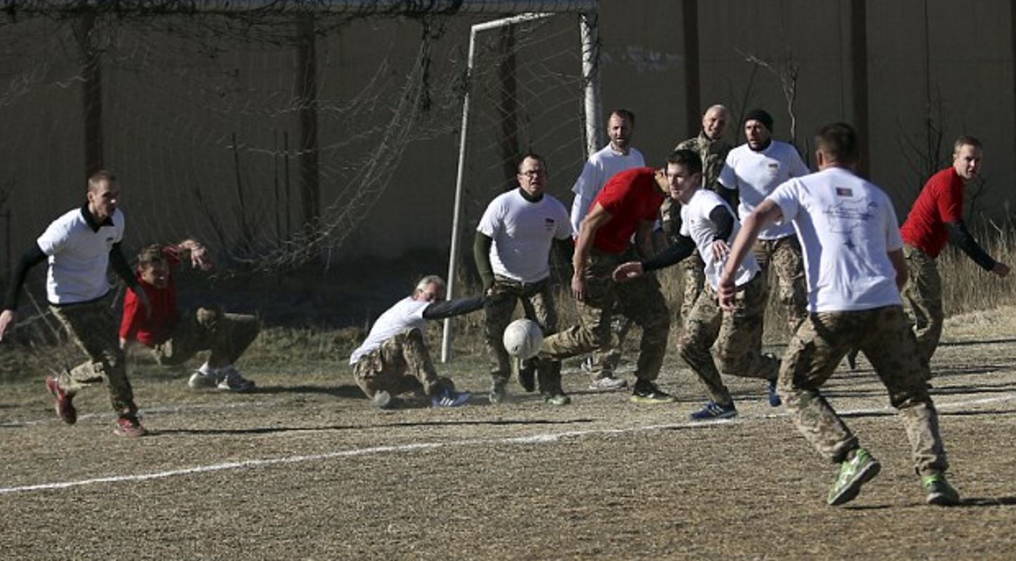 Γερμανοί και Άγγλοι στρατιώτες έπαιξαν ποδόσφαιρο – ΦΩΤΟ