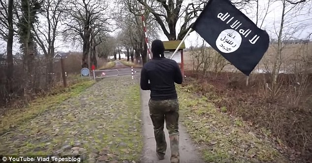 Μασκοφόρος με σημαία του ISIS περνά ανενόχλητος στα γερμανικά σύνορα – ΒΙΝΤΕΟ