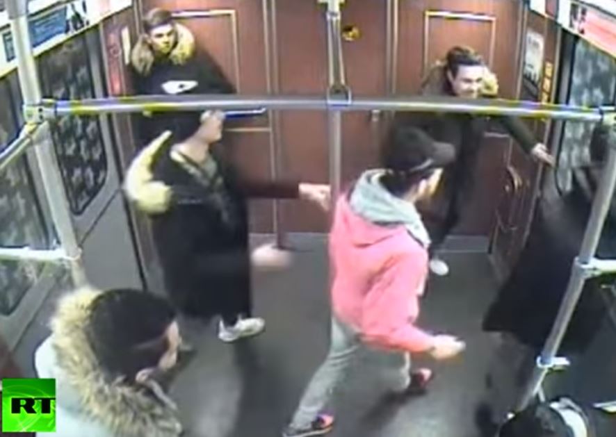 Φρίκη στο Βερολίνο: Έβαλαν φωτιά σε άστεγο και μετά καμάρωναν – ΒΙΝΤΕΟ