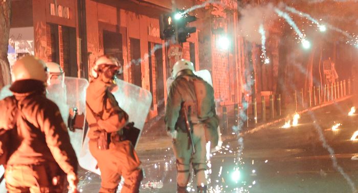 Εξάρχεια – Τραυματίστηκε ένας αστυνομικός στα επεισόδια