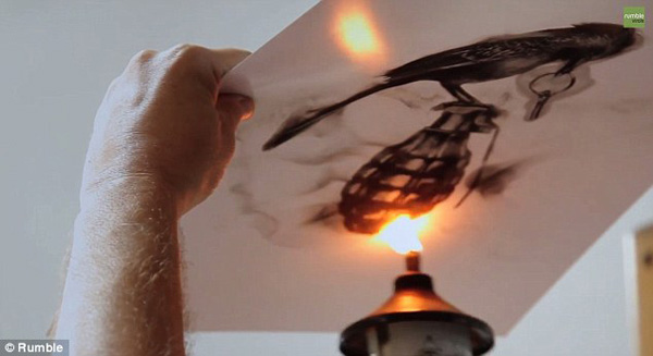 Χρησιμοποιεί τη φωτιά και δημιουργεί έργα τέχνης – ΒΙΝΤΕΟ
