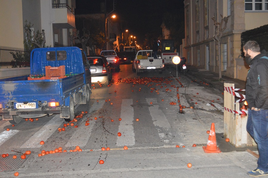 Αγρότες άδειασαν καφάσια με ντομάτες έξω από τα γραφεία του ΣΥΡΙΖΑ στα Χανιά – ΦΩΤΟ