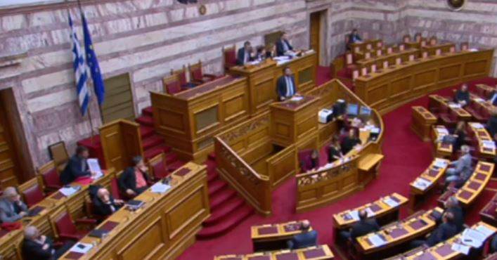 Άγριος καβγάς Τσακαλώτου – Οικονόμου στη Βουλή – ΒΙΝΤΕΟ