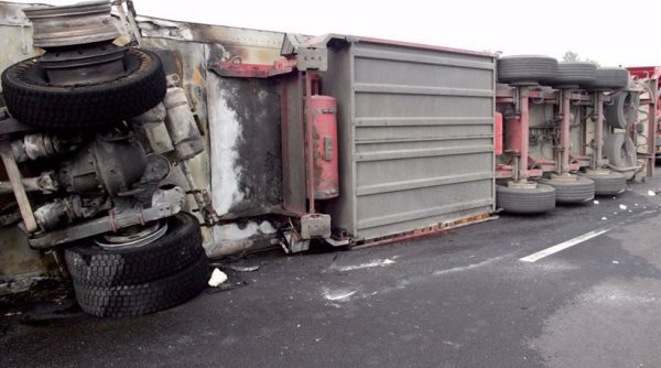 Δίπλωσε νταλίκα στη Χαλάστρα – Κλειστές τρεις λωρίδες κυκλοφορίας