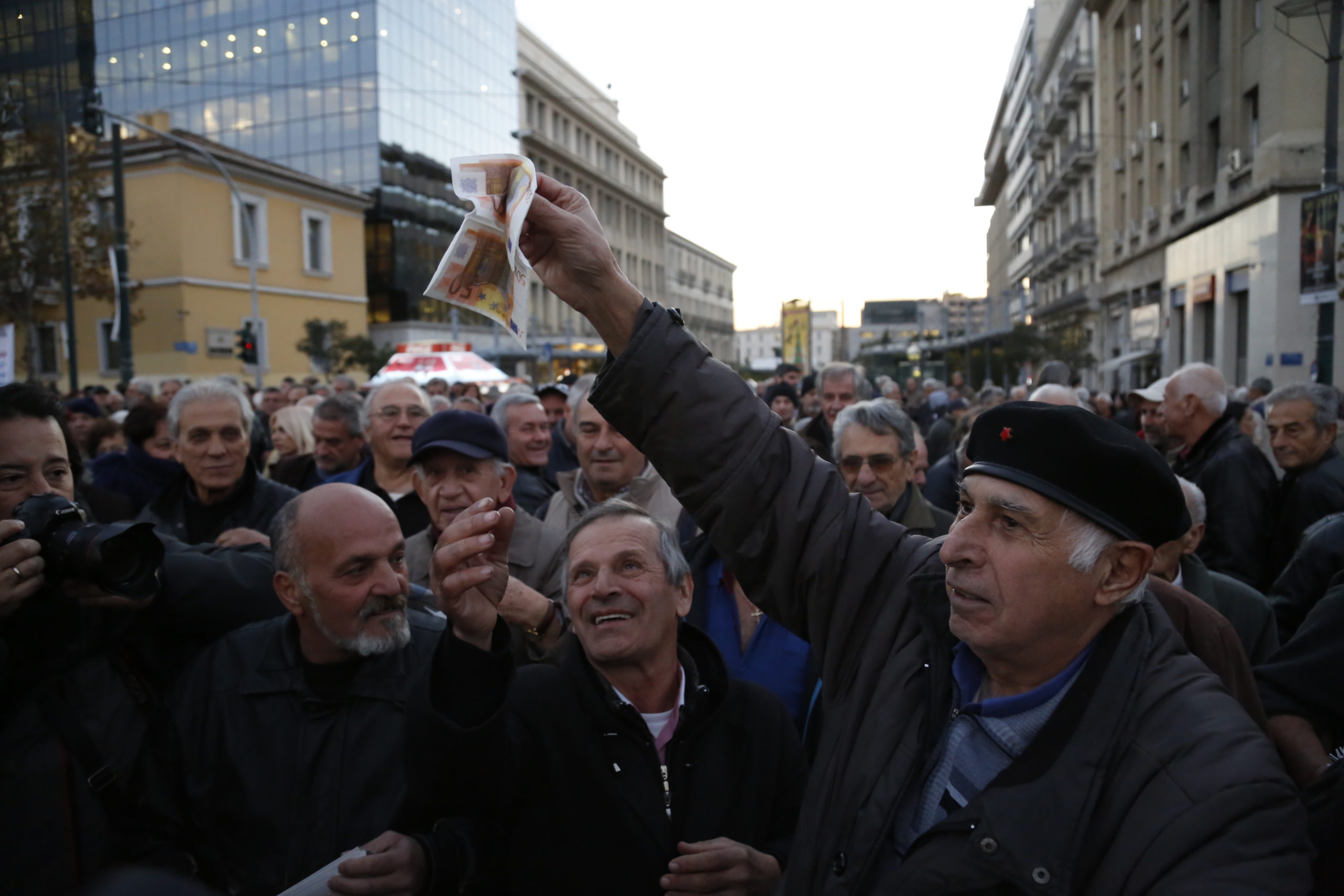 Οι συνταξιούχοι μοίρασαν… ευρώ στο κέντρο της Αθήνας – ΦΩΤΟ