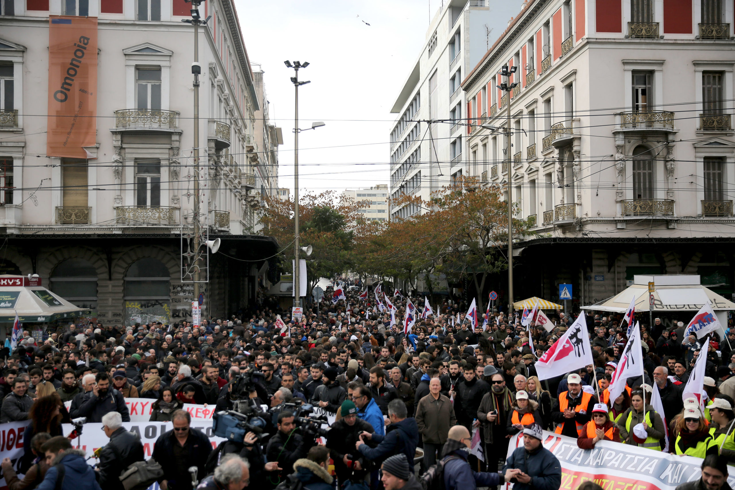 «Παραλύει» την Τετάρτη η χώρα: Απεργίες για την τραγωδία στα Τέμπη – Πώς θα κινηθούν τα Μέσα Μεταφοράς