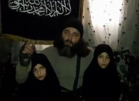 Συγκλονιστικό ΒΙΝΤΕΟ με το φιλί της 7χρονης στους γονείς της πριν από την επίθεση αυτοκτονίας