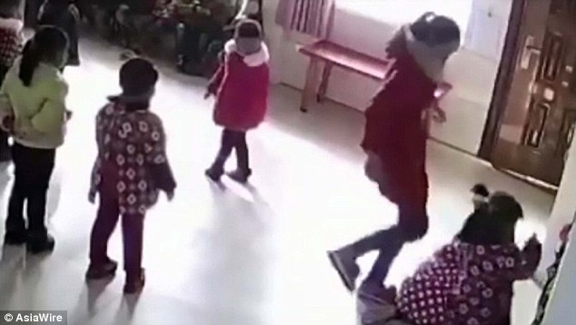 Ασύλληπτη αγριότητα – Κλωτσούσε δύο μικρά κοριτσάκια για να μάθουν τα βήματα του χορού – ΒΙΝΤΕΟ