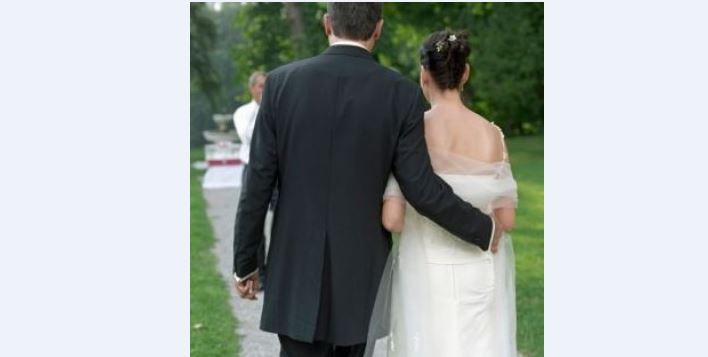 Μεγάλη Βρετανία – Είδε στο Facebook φωτογραφίες από τον γάμο της… γυναίκας του – ΦΩΤΟ