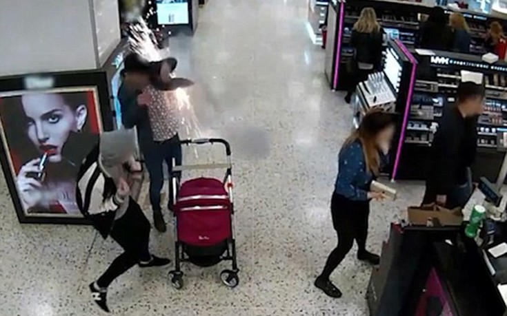 Άνδρας πήρε φωτιά όταν εξερράγη το ηλεκτρονικό του τσιγάρο – Η στιγμή της ανάφλεξης – ΒΙΝΤΕΟ