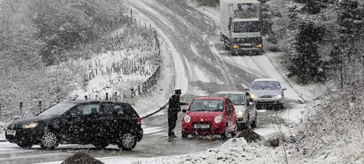 Νέες διακοπές της κυκλοφορίας λόγω χιονόπτωσης στην Αττική – Ποιοι δρόμοι είναι κλειστοί