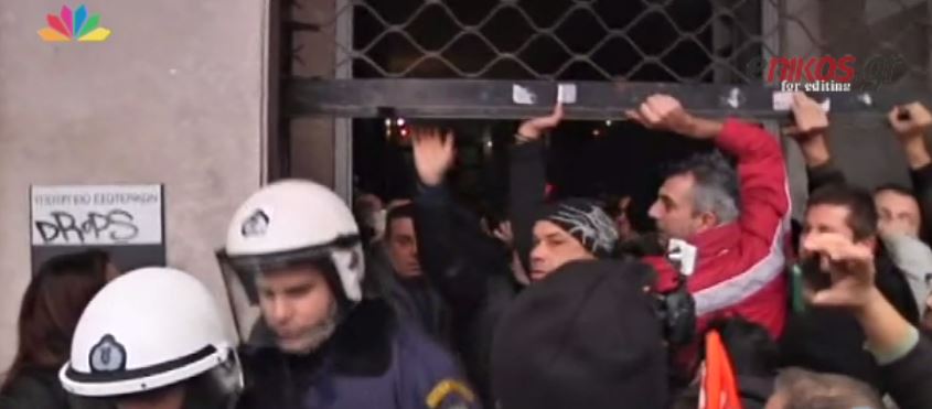 Ένταση στη συγκέντρωση των εργαζομένων στους ΟΤΑ – ΒΙΝΤΕΟ