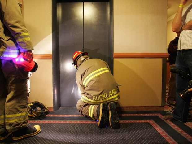 Σε σοβαρή κατάσταση 2χρονο κοριτσάκι που εγκλωβίστηκε σε ανελκυστήρα