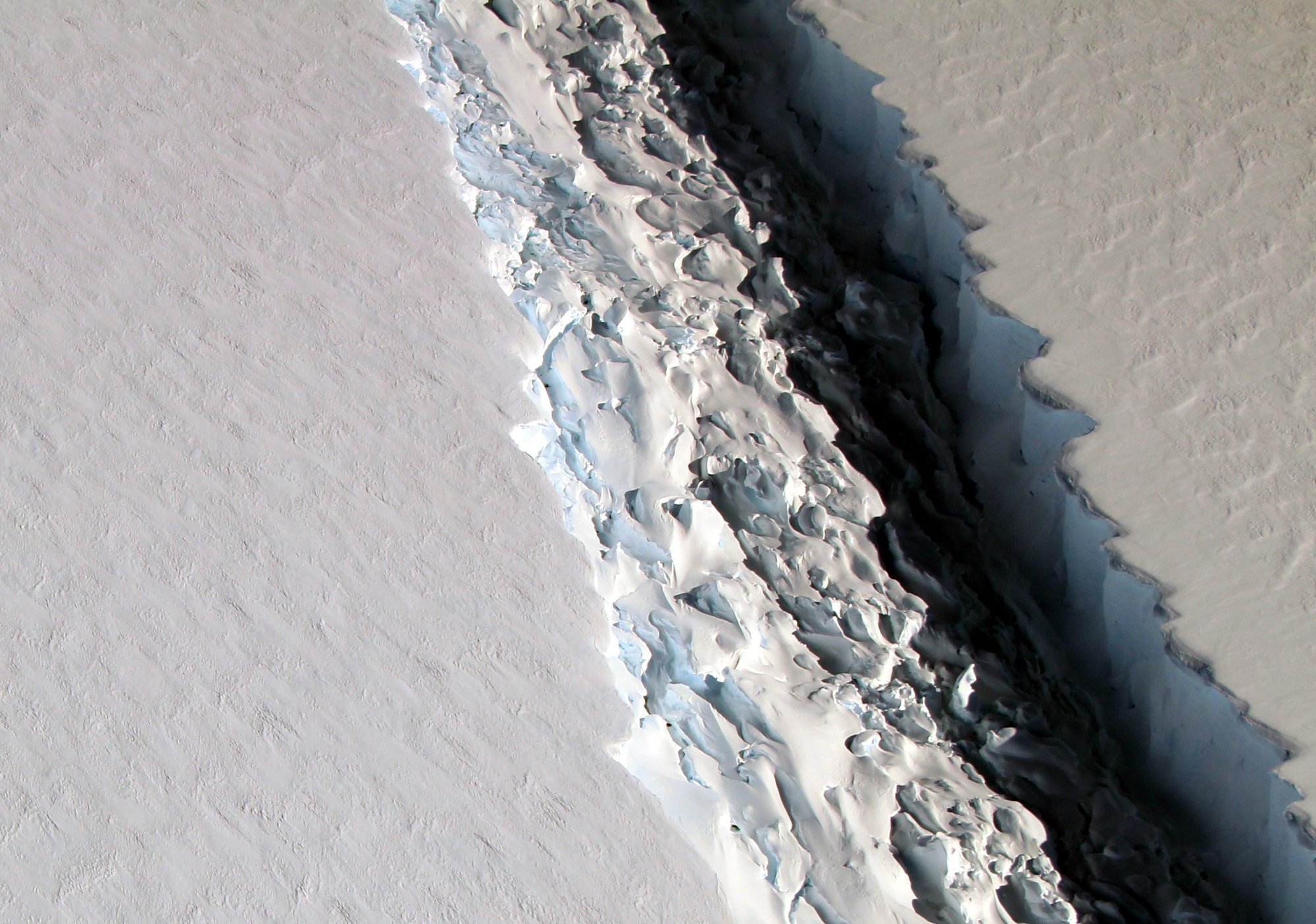 Γιγάντια ρωγμή εξαπλώνεται ανησυχητικά στην άκρη της Ανταρκτικής – ΦΩΤΟ