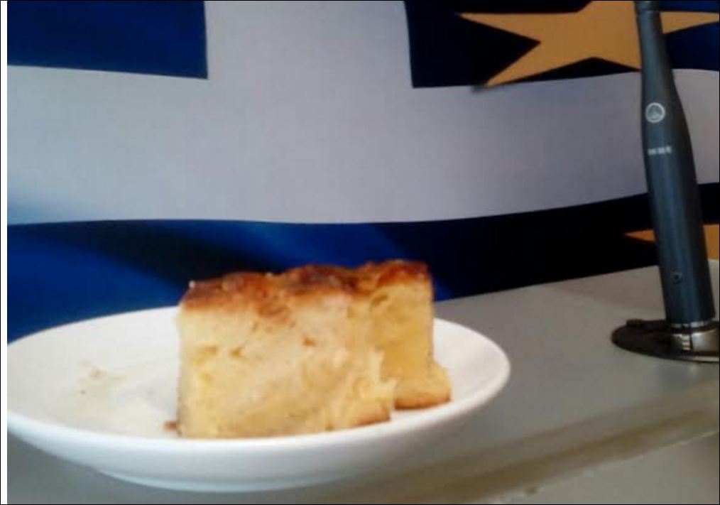 O Τσακαλώτος κέρασε την πορτοκαλόπιτα που του έκαναν δώρο – ΦΩΤΟ