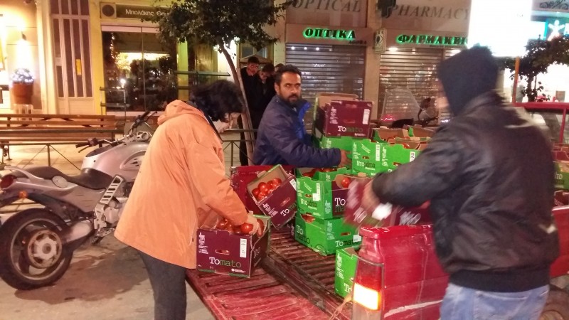 Χανιά: Οι αγρότες μοιράζουν τόνους ντομάτες διαμαρτυρόμενοι για την απεργία της ΠΝΟ – ΤΩΡΑ