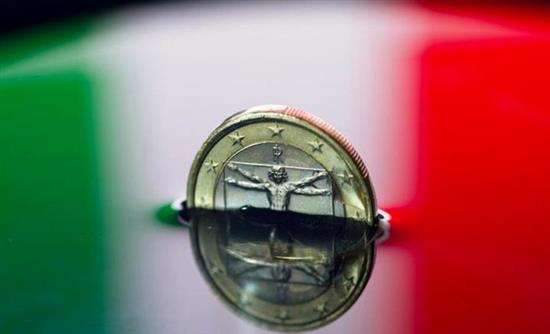 Υποχωρεί το ευρώ μετά από τα exit polls για το ιταλικό δημοψήφισμα