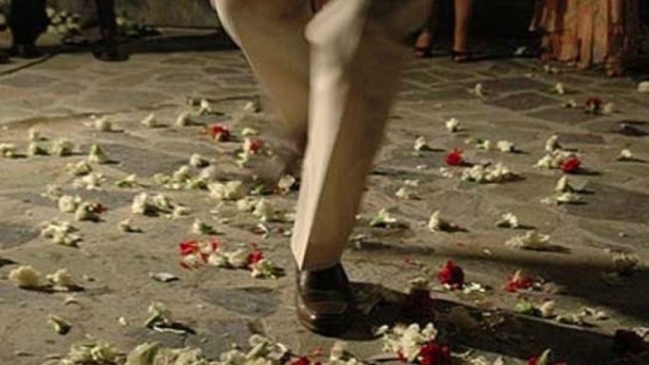 Πέθανε στην πίστα την ώρα που χόρευε ζεϊμπέκικο