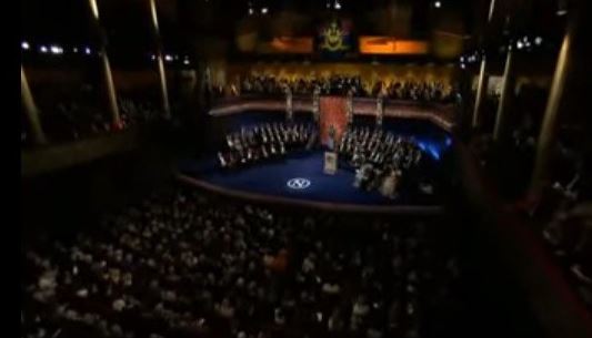 Ξέχασε τα λόγια του τραγουδιού της αλλά… χειροκροτήθηκε – BINTEO