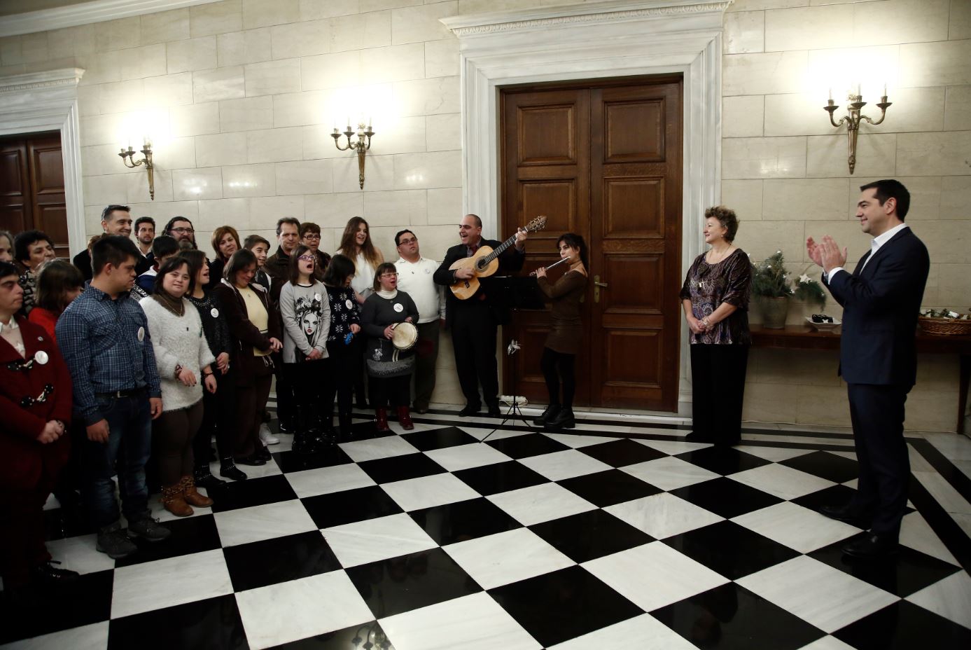 Ποιοι είπαν τα κάλαντα στον Πρωθυπουργό – ΒΙΝΤΕΟ