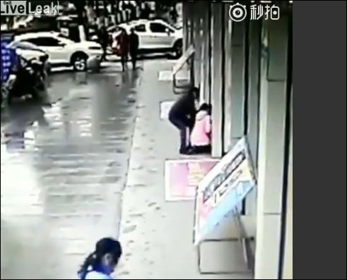 Ληστής έφαγε το ξύλο της χρονιάς του – ΒΙΝΤΕΟ