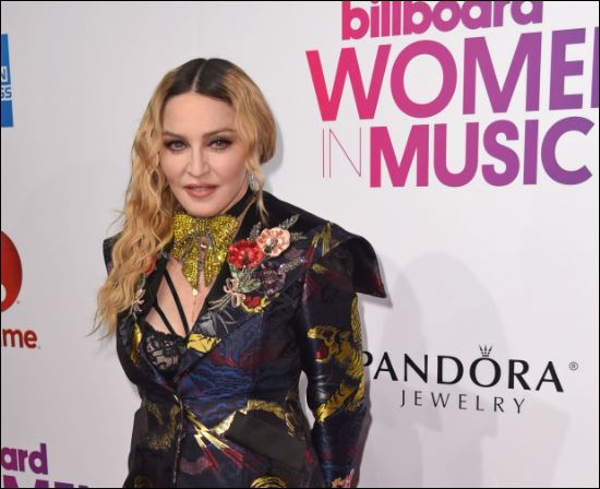 Η «ελληνική» εμφάνιση της Μαντόνα – ΦΩΤΟ