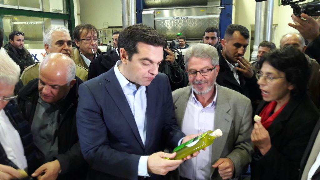 Ελαιόλαδο και παραδοσιακά εδέσματα δοκίμασε ο Τσίπρας στην Κριτσά Λασιθίου – ΒΙΝΤΕΟ