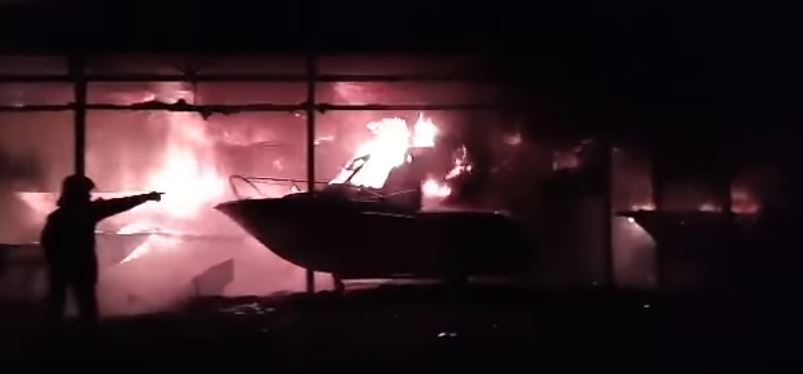 Θεσσαλονίκη – Ένας τραυματίας από την πυρκαγιά σε κατάστημα με σκάφη – ΒΙΝΤΕΟ