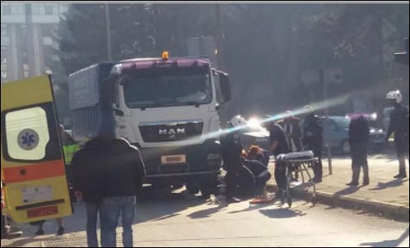 Νταλίκα παρέσυρε και τραυμάτισε δύο γυναίκες – ΦΩΤΟ