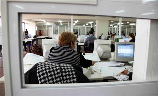 «Ψαλίδι» στους μισθούς του Δημοσίου από την 1η Ιανουαρίου