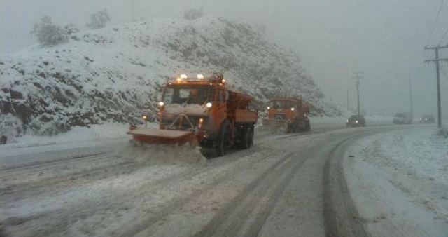 Λαμία – Έντονη χιονόπτωση στην εθνική οδό – Απαγορευτικό για φορτηγά