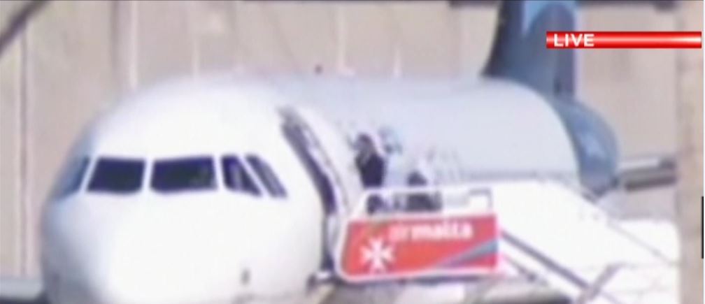 Απελευθερώνονται επιβάτες από το υπό κατάληψη αεροπλάνο στη Μάλτα – ΤΩΡΑ