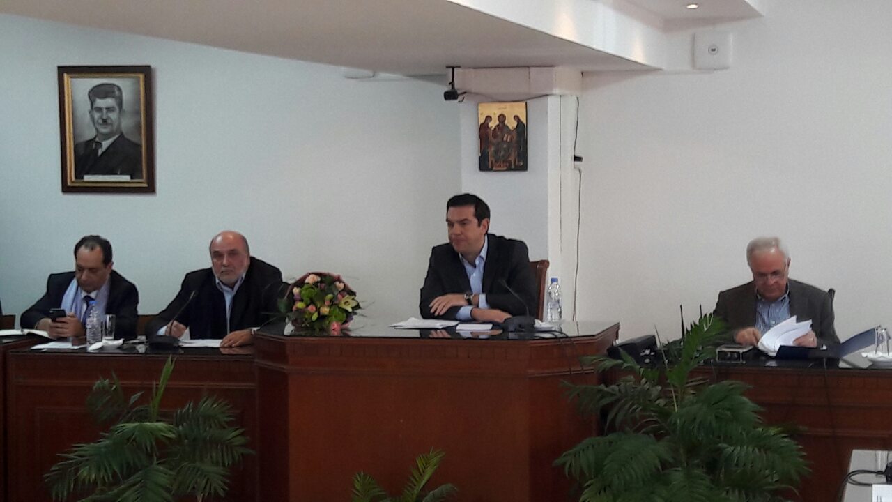 Ο Τσίπρας σε αγρότες: Όποιος θέλει να κάνει θέατρο στους δημοσιογράφους να βγει έξω – ΒΙΝΤΕΟ