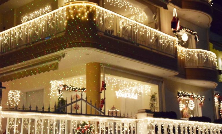 Είναι αυτό το πιο… στολισμένο σπίτι στην Ελλάδα; – ΒΙΝΤΕΟ