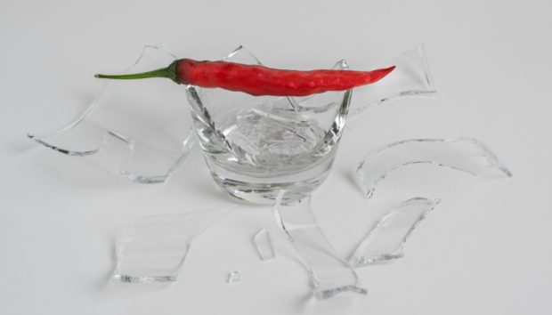 Ο πιο γρήγορος τρόπος για να μαζέψετε τα σπασμένα γυαλιά από το πάτωμα