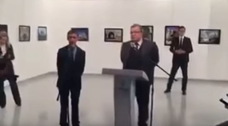 Νέο βίντεο – σοκ από την στιγμή της δολοφονίας του Ρώσου πρέσβη