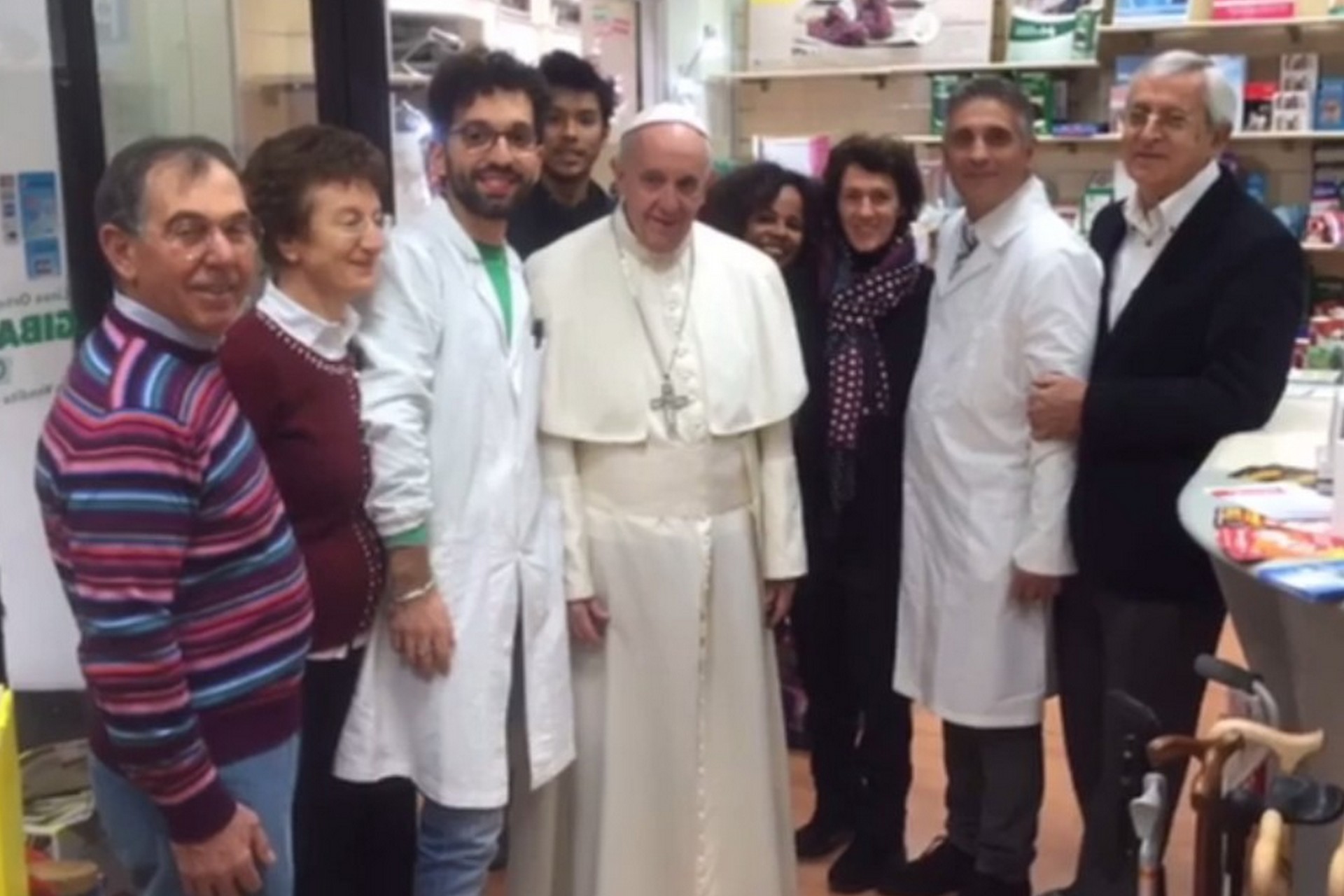 Ο Πάπας βγήκε να αγοράσει παπούτσια – ΒΙΝΤΕΟ