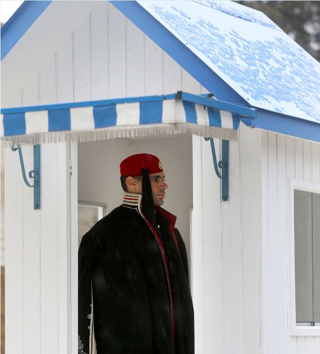 Με κάπα οι εύζωνες στο μνημείο του Άγνωστο Στρατι��τη για να προστατευθούν από το κρύο – ΦΩΤΟ