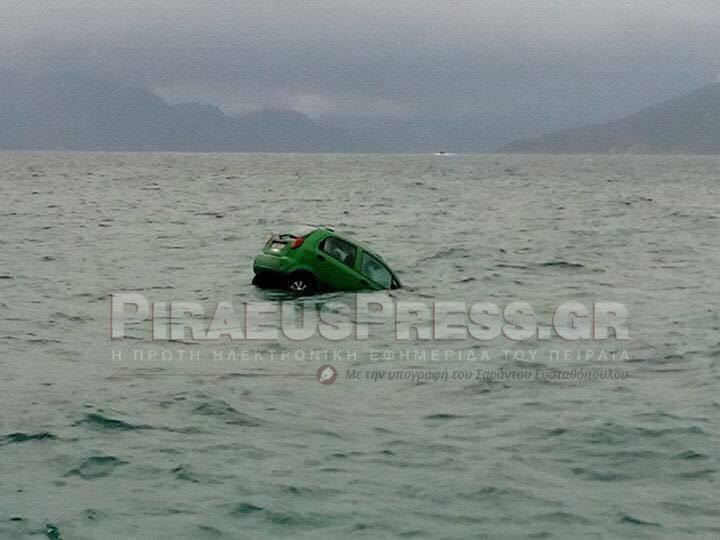 Συναγερμός στην Αίγινα – Αυτοκίνητο έπεσε στο λιμάνι – ΤΩΡΑ