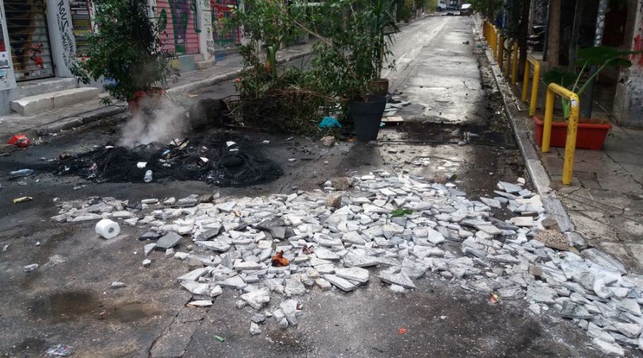 Βομβαρδισμένο τοπίο τα Εξάρχεια – ΦΩΤΟ