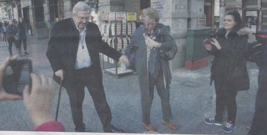 Όταν ο Τσακαλώτος διασταυρώθηκε με τον τέως Βασιλιά Κωνσταντίνο – ΦΩΤΟ