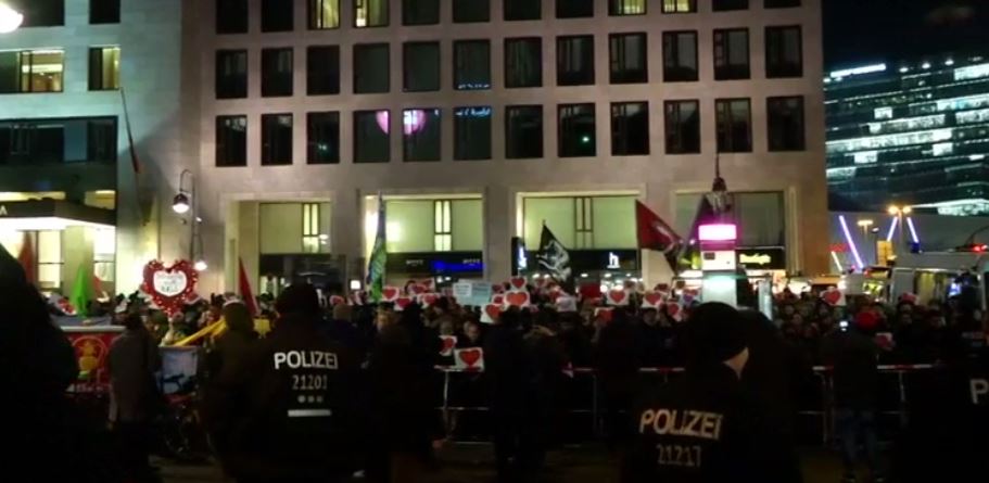 Την παραίτηση της Μέρκελ απαιτούν υποστηρικτές του ΑfD – ΒΙΝΤΕΟ