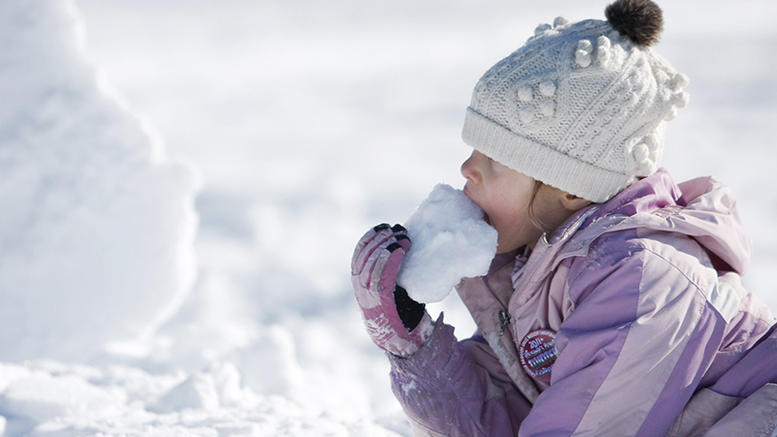 Δείτε γιατί δεν πρέπει ποτέ να τρώτε το χιόνι