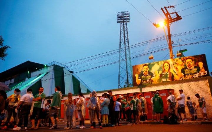 Προσγειώθηκαν τα αεροπλάνα που μεταφέρουν τις σορούς των ποδοσφαιριστών της Σαπεκοένσε