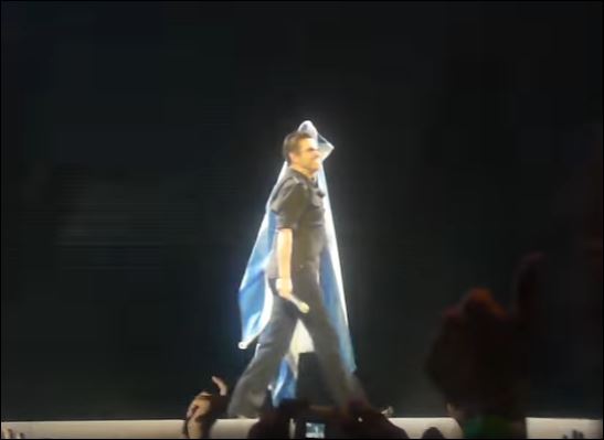 Η συναυλία του Τζορτζ Μάικλ στην Αθήνα κρατώντας την ελληνική σημαία – ΒΙΝΤΕΟ