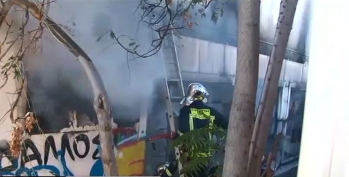Πενήντα πυροσβέστες επιχειρούν στη φωτιά της βιοτεχνίας στο Ρέντη – ΤΩΡΑ