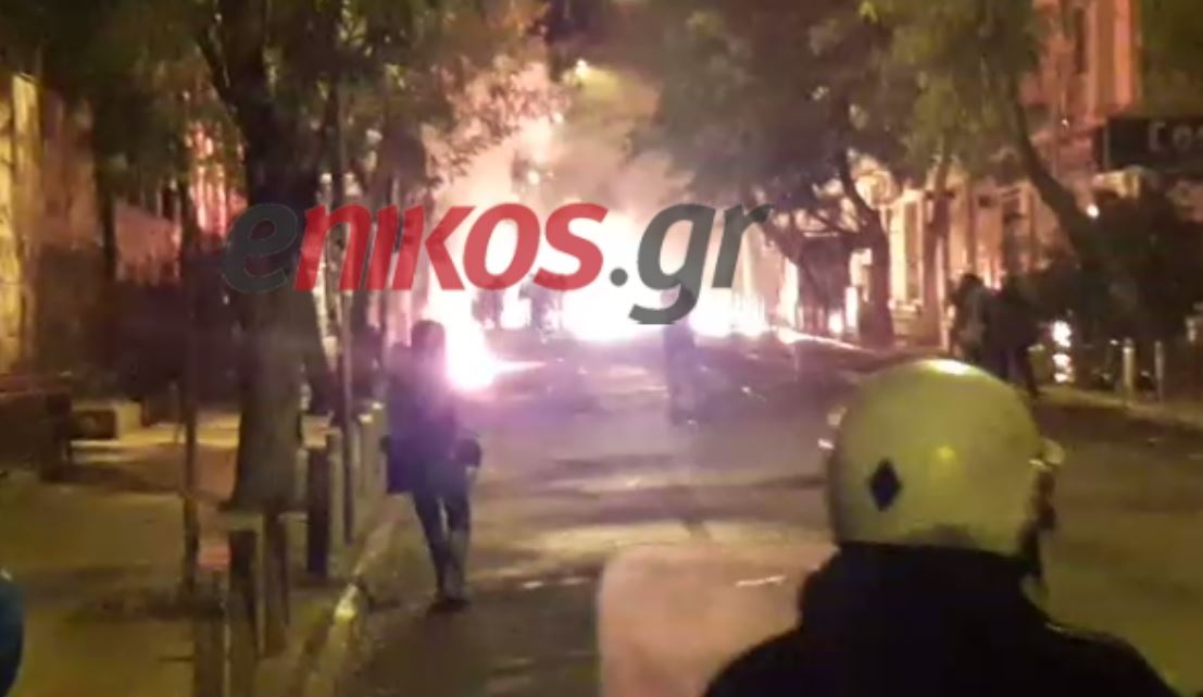 Επεισόδια και μολότοφ στα Εξάρχεια – ΒΙΝΤΕΟ