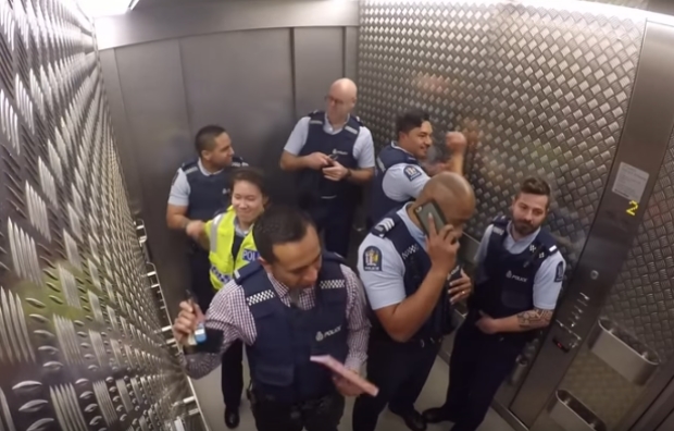 Δύο αστυνομικοί μέσα στο ασανσέρ – Δεν φαντάζεστε τη συνέχεια – ΒΙΝΤΕΟ