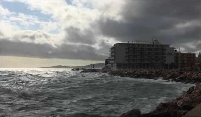 Θυελλώδεις άνεμοι στο λιμάνι της Χίου – ΒΙΝΤΕΟ